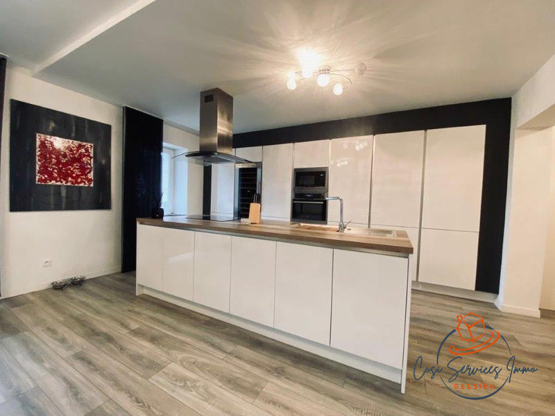 Maison - 300 m² - 8 pièces