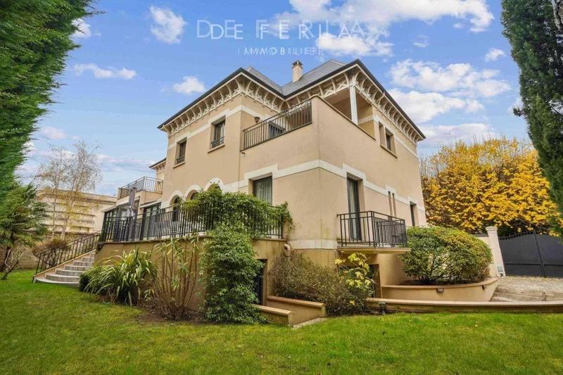 Propriété - 487 m² - 7 pièces