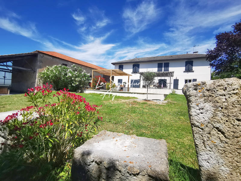 Propriété - 480 m² - 6 pièces