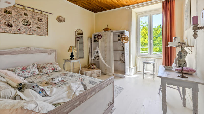 Maison - 263 m² - 12 pièces