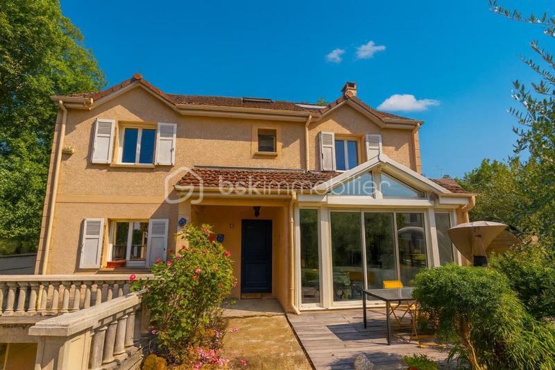 Maison - 201 m² - 7 pièces