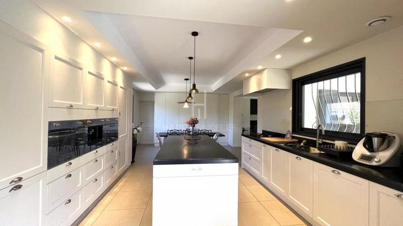 Maison - 205 m² - 7 pièces