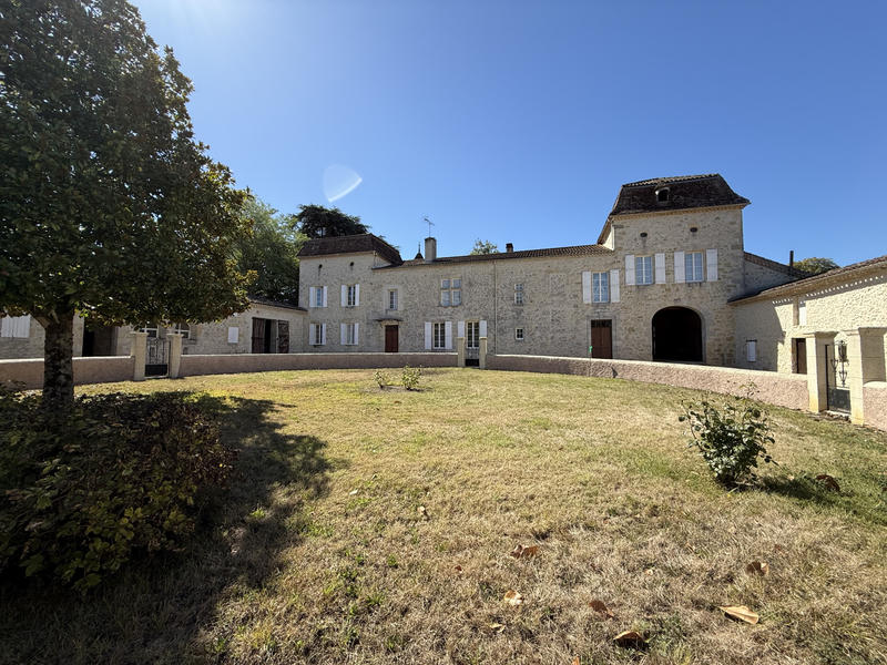 Maison - 400 m² - 12 pièces