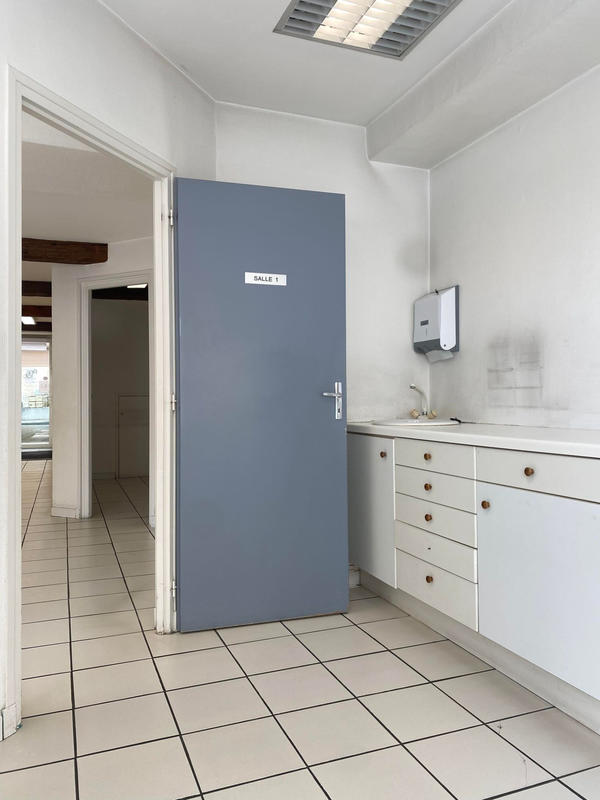 Local commercial - 150 m² - 3 pièces
