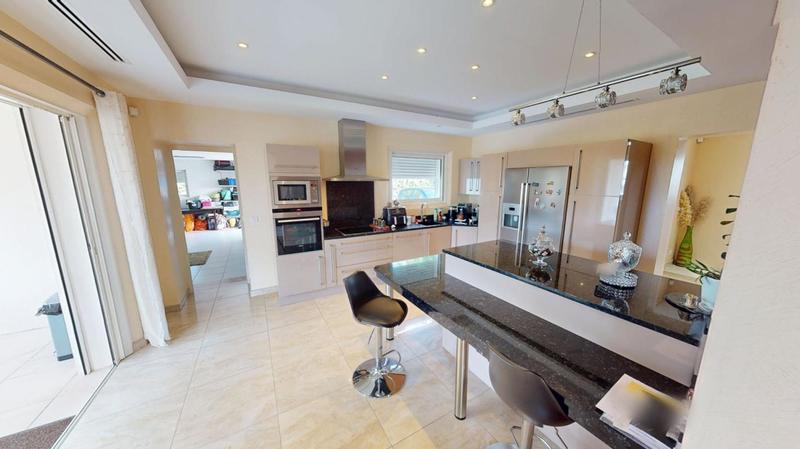 Villa - 207 m² - 8 pièces