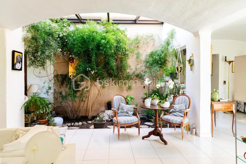 Propriété - 220 m² - 8 pièces