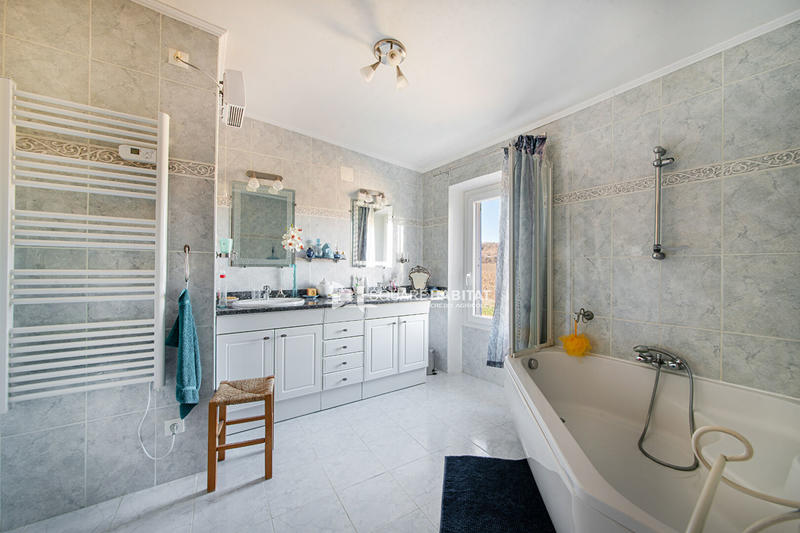 Maison - 235 m² - 7 pièces