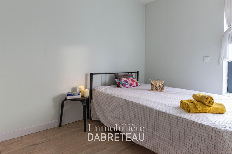 Chambre - 150 m² - 9 pièces