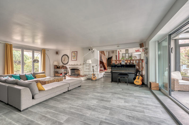 Maison - 285 m² - 8 pièces