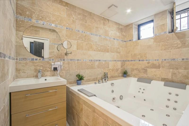 Appartement - 98 m² - 8 pièces