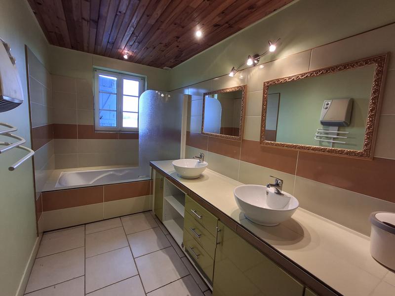 Maison ancienne - 347 m² - 15 pièces