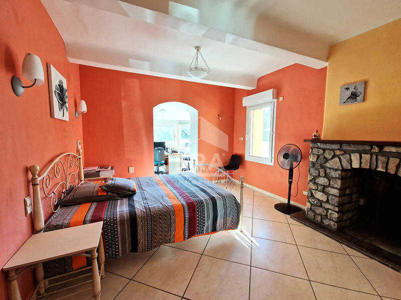 Maison - 240 m² - 6 pièces