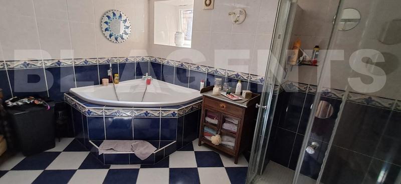 Maison - 256 m² - 12 pièces