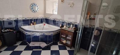 Maison - 256 m² - 12 pièces