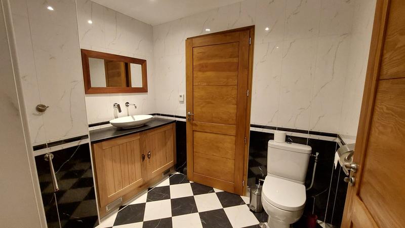 Maison - 300 m² - 8 pièces