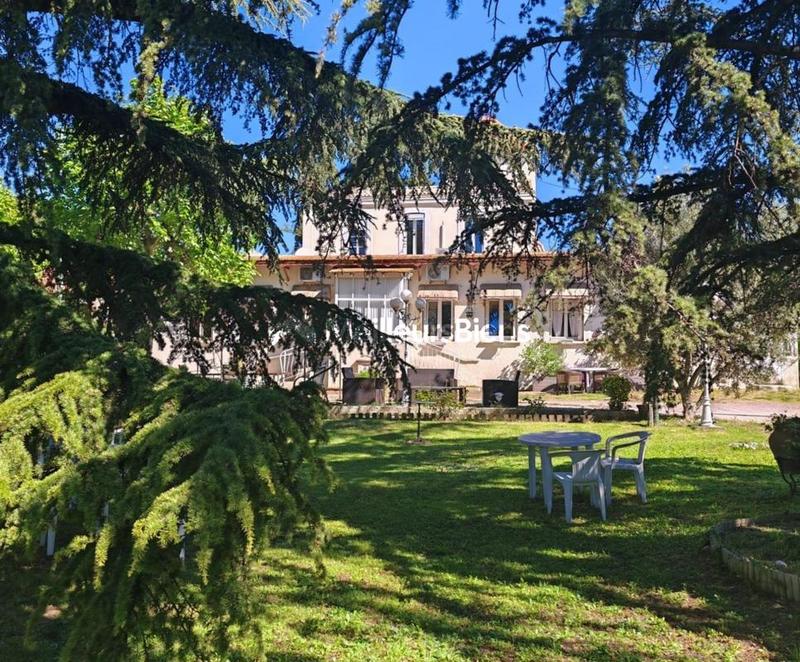 Propriété - 550 m² - 26 pièces