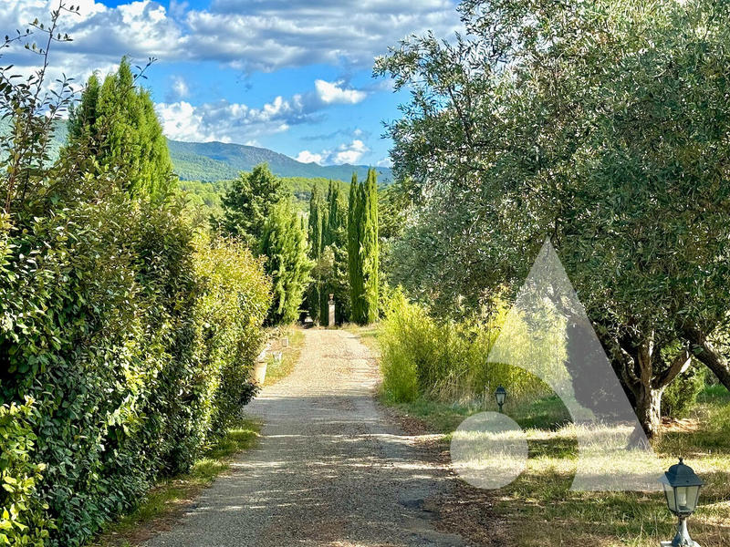 Maison - 640 m² - 18 pièces