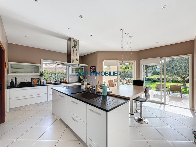 Villa - 201 m² - 6 pièces