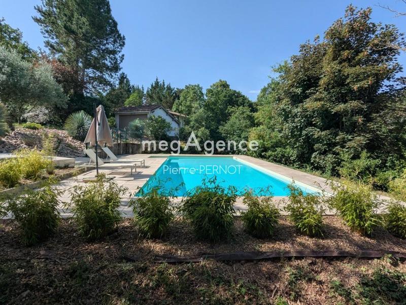 Maison - 240 m² - 8 pièces