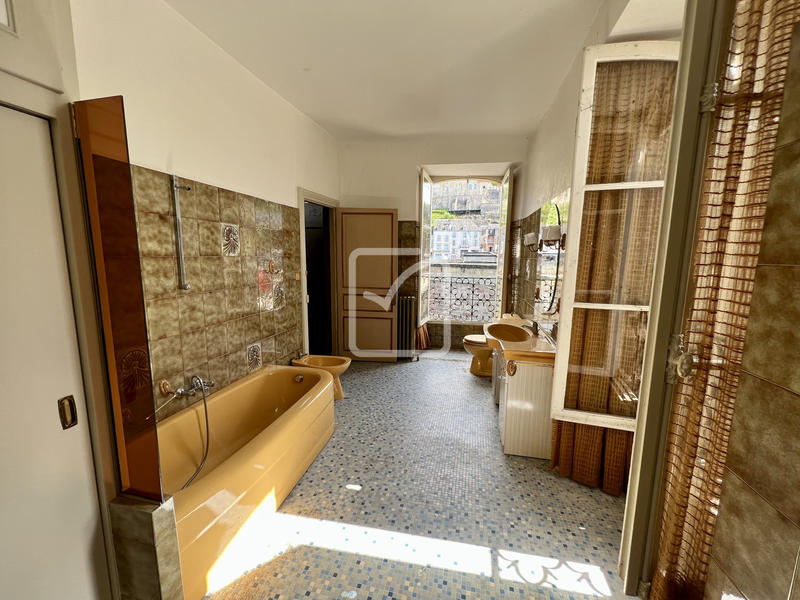 Maison - 322 m² - 12 pièces