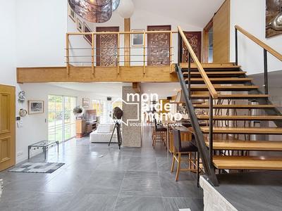 Maison - 220 m² - 6 pièces