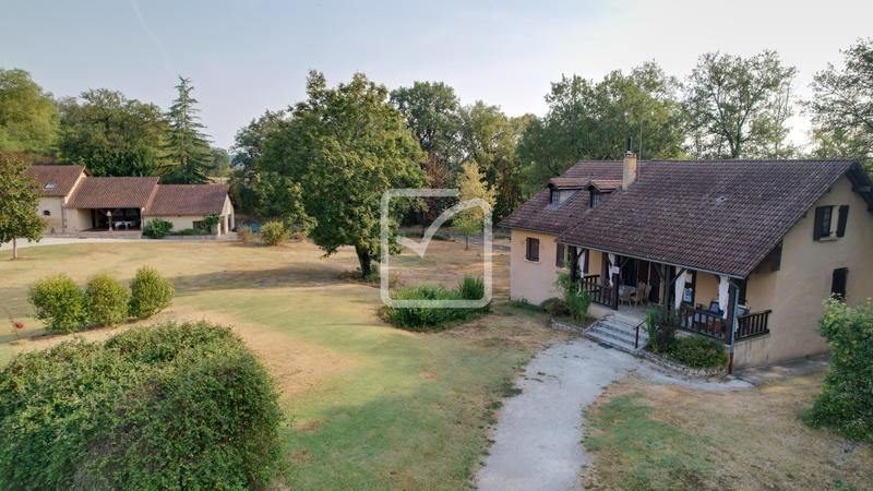 Propriété - 800 m² - 30 pièces