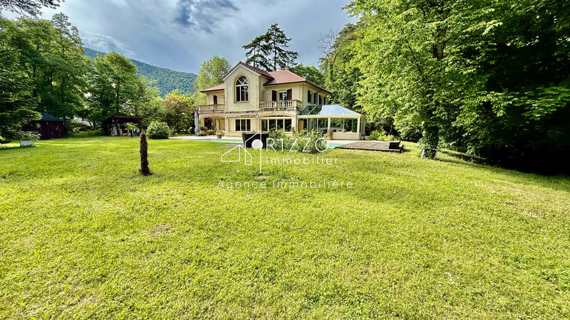 Maison - 302 m² - 8 pièces