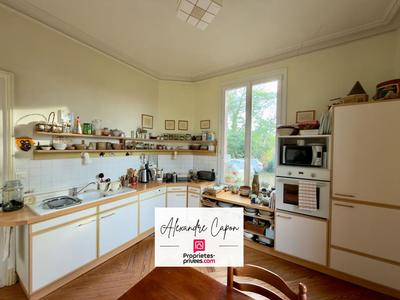 Demeure - 305 m² - 10 pièces