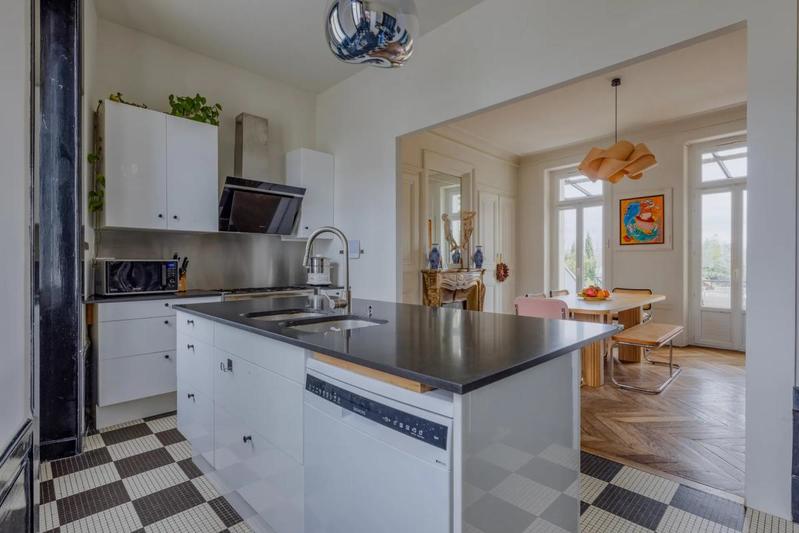 Maison - 207 m² - 9 pièces