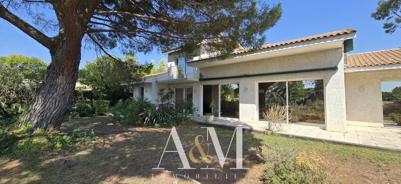 Villa - 216 m² - 6 pièces