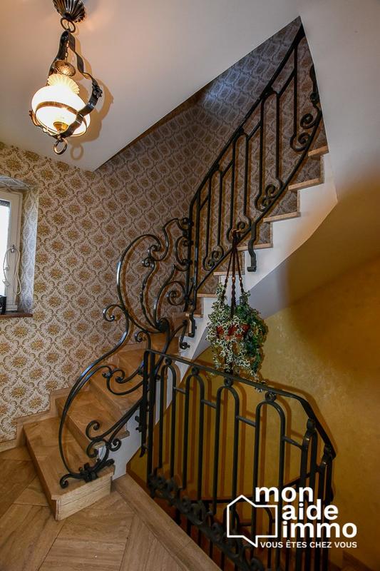 Maison traditionnelle - 240 m² - 9 pièces