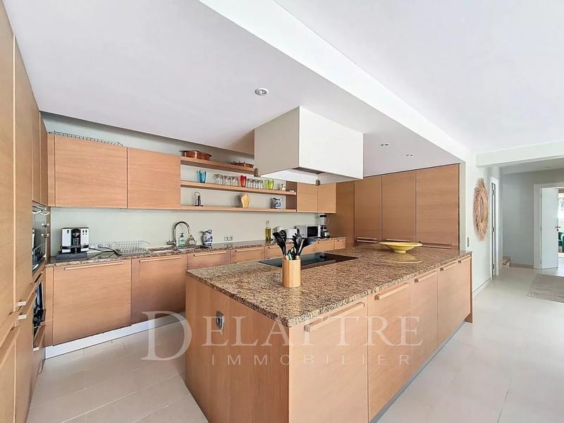 Maison - 222 m² - 8 pièces