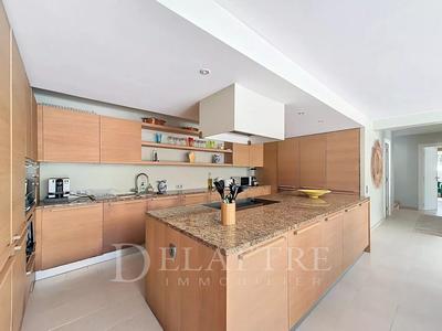 Maison - 222 m² - 8 pièces