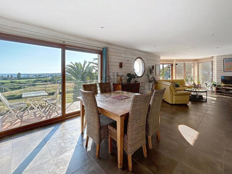 Maison - 216 m² - 9 pièces