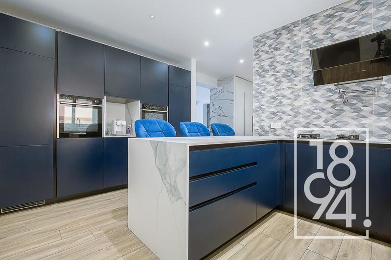 Maison - 280 m² - 7 pièces