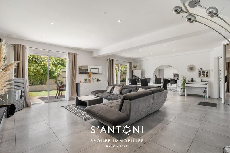 Maison - 202 m² - 6 pièces