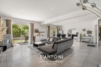 Maison - 202 m² - 6 pièces