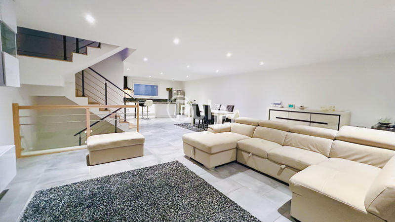 Maison - 230 m² - 5 pièces