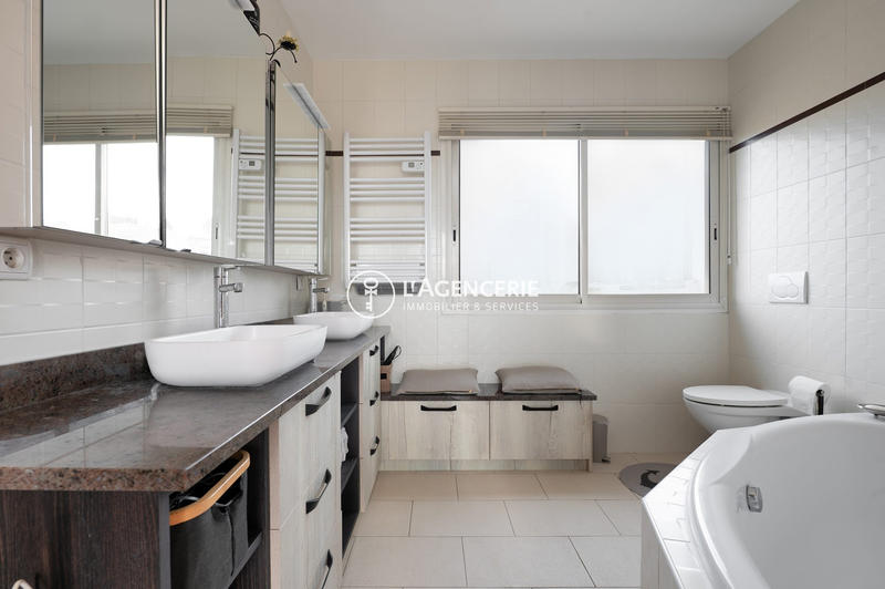 Maison - 325 m² - 10 pièces