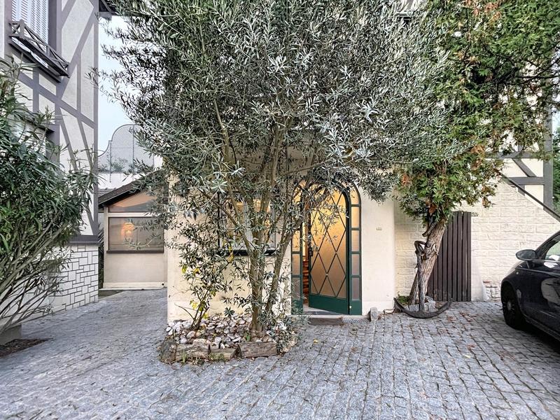 Maison - 242 m² - 10 pièces