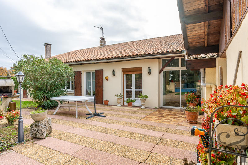 Maison - 365 m² - 13 pièces