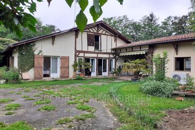 Maison - 241 m² - 8 pièces