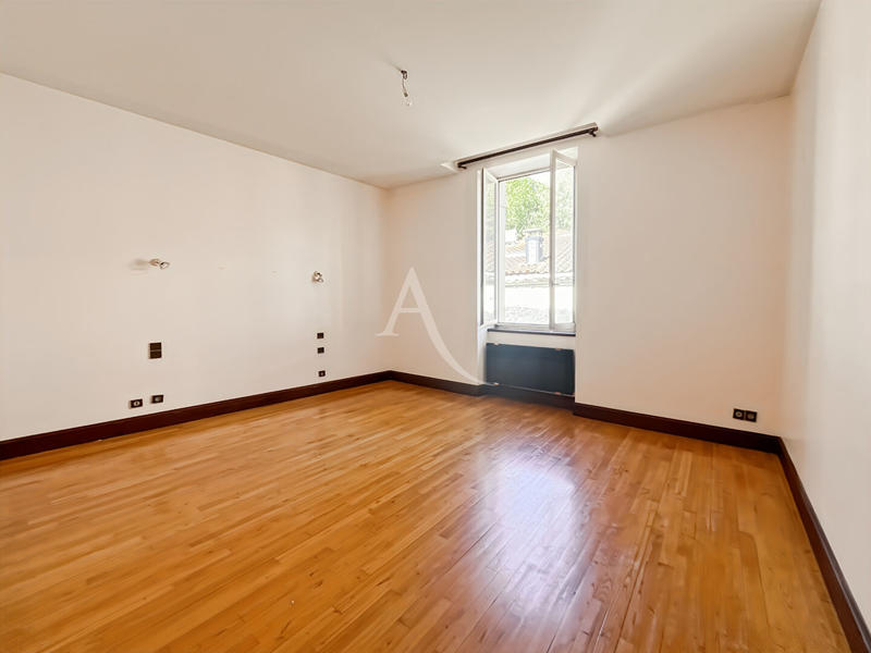 Maison - 230 m² - 8 pièces