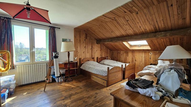 Propriété - 223 m² - 9 pièces