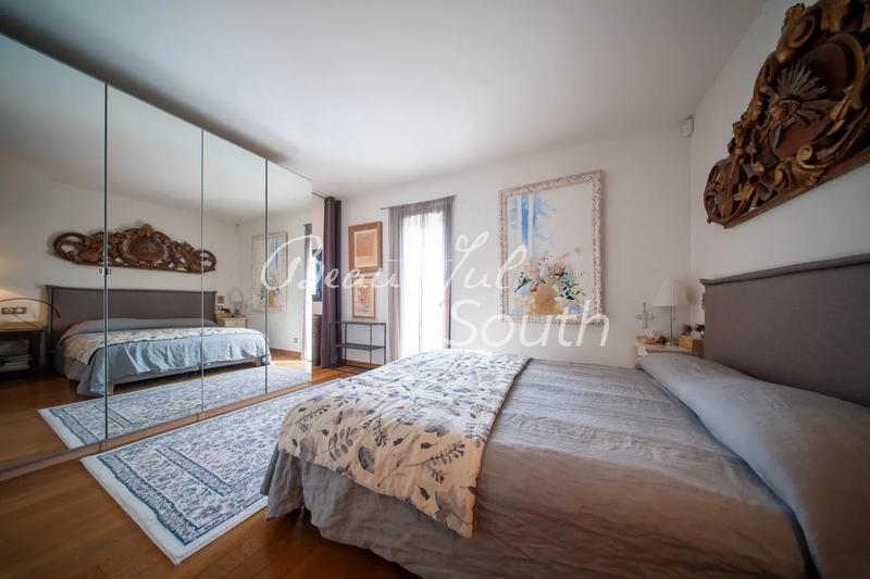 Villa - 302 m² - 10 pièces