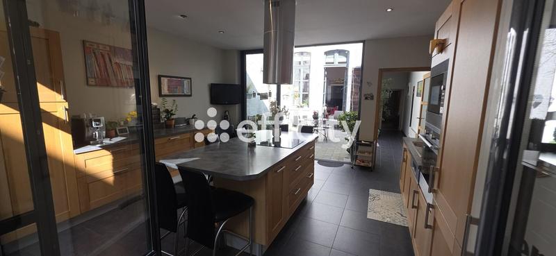 Maison - 212 m² - 9 pièces