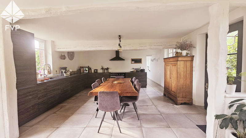 Propriété - 275 m² - 8 pièces