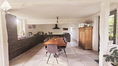 Propriété - 275 m² - 8 pièces