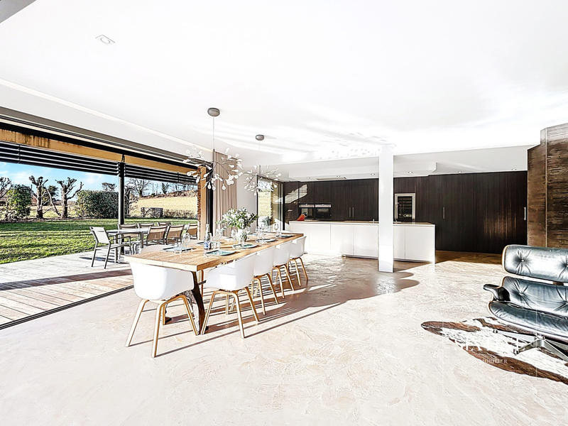 Maison - 261 m² - 7 pièces