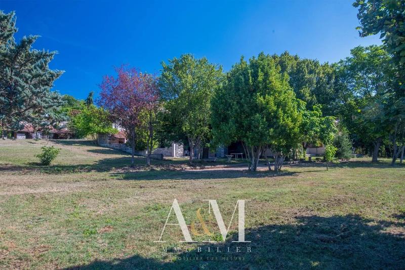 Propriété - 303 m² - 12 pièces